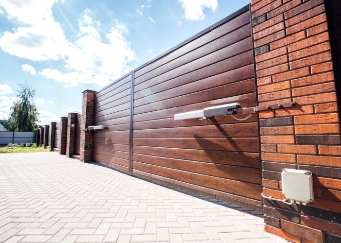 Modern,Fence,With,Automatic,Gate